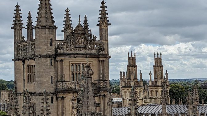 Oxford Scavenger Hunt and Best Landmarks Walking Tour