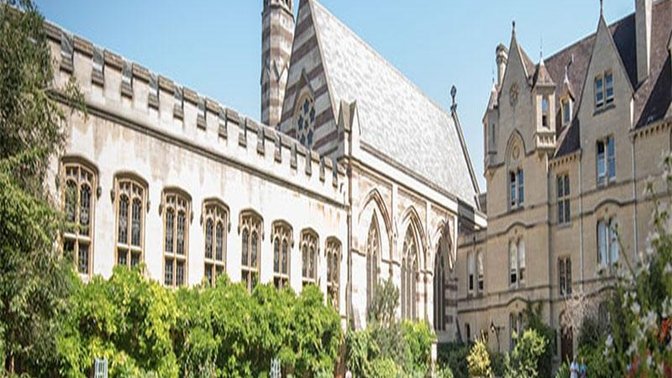 Oxford Scavenger Hunt and Best Landmarks Walking Tour