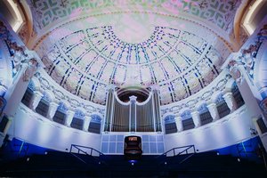 Sixteen Musicians Light Up Oxford Town Hall This Christmas