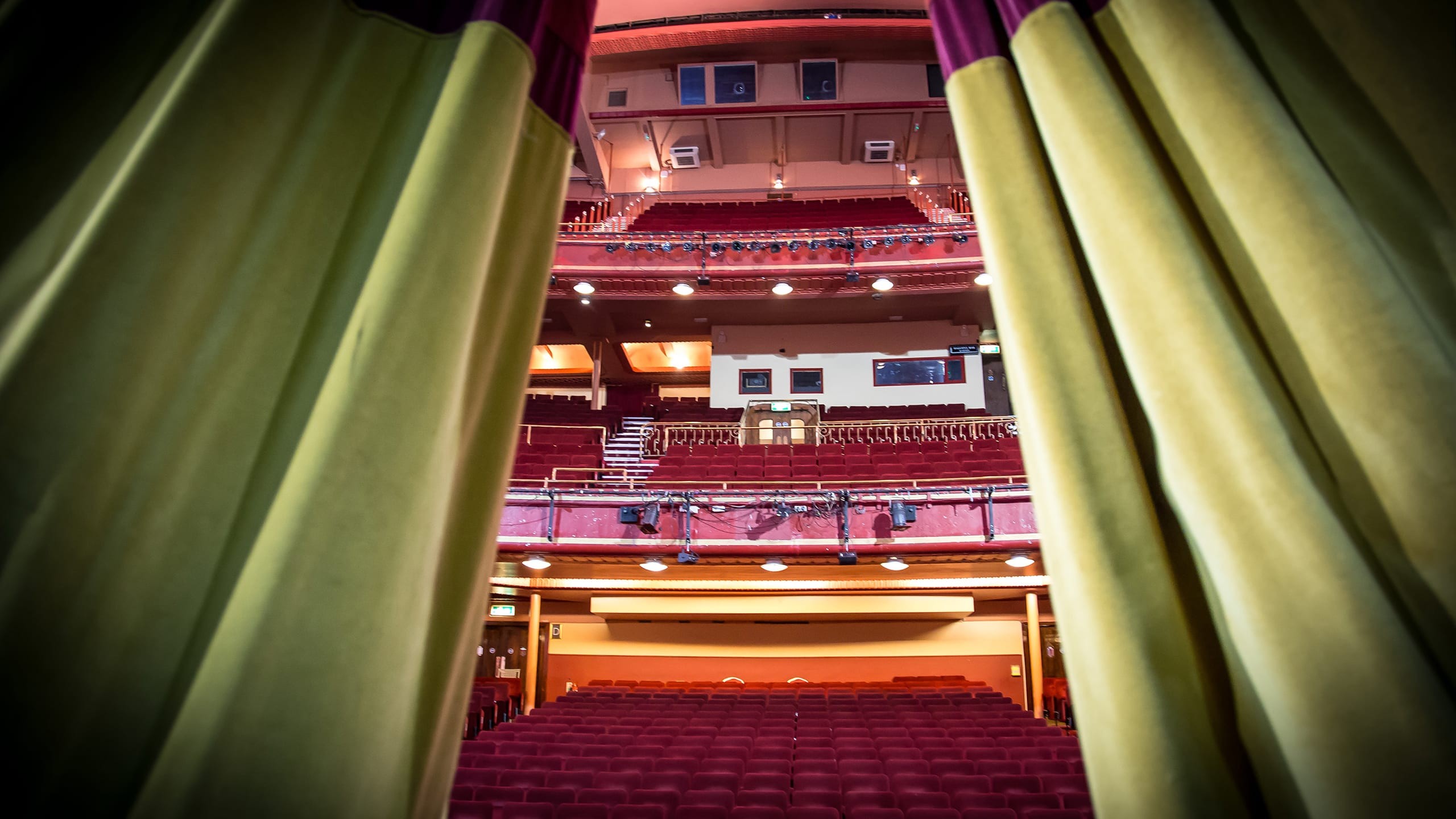 Legwarmers and Local Talent: Fame Jr. Hits New Theatre Oxford