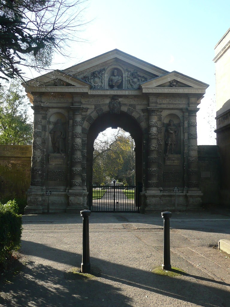 Artisan Stalls Among the Glasshouses: Inside Oxford's Botanic Garden Christmas Fair